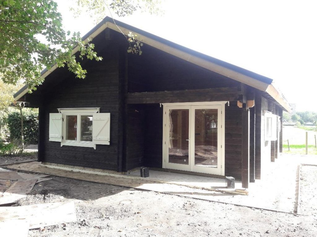 Houten mantelzorgwoning bouwen - duurzame houtconstructie op terrein voor mantelzorgbehoefte