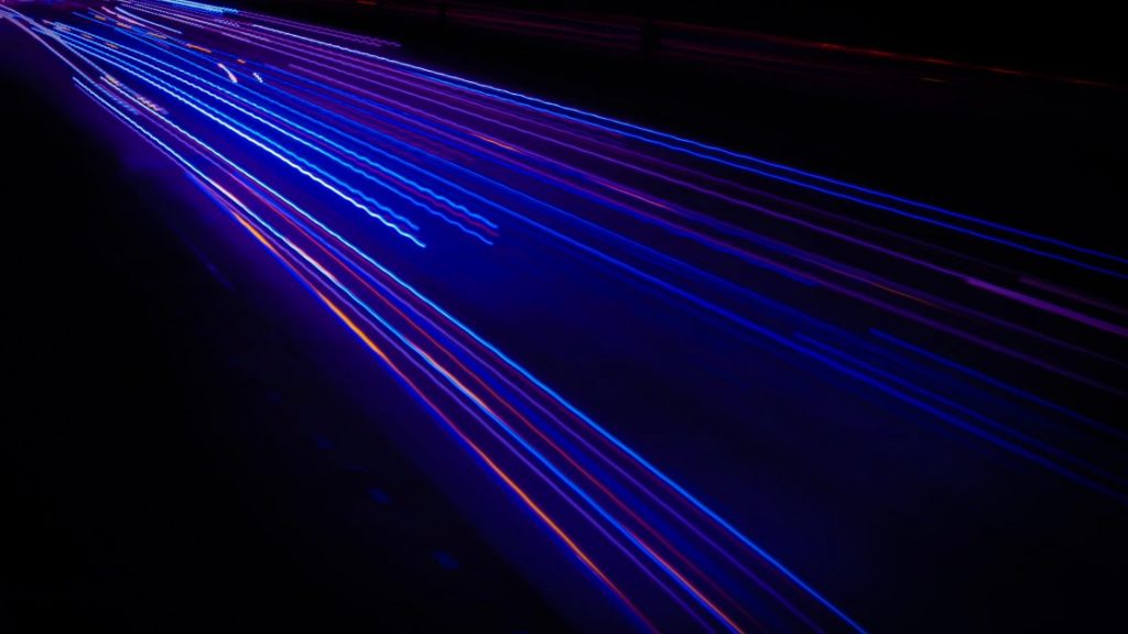 Spelers die lasergamen spelen met infrarode laserguns in een overdekte arena met schuilplaatsen