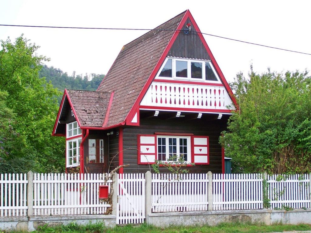 Traditioneel chalet in berglandschap met sneeuw, steile daken en houten constructie die de charme van chalets uitstraalt