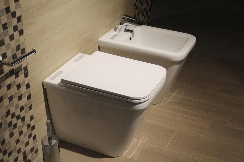 JEE-O kraan met strak minimalistisch design in moderne badkamer setting met geometrische vormen