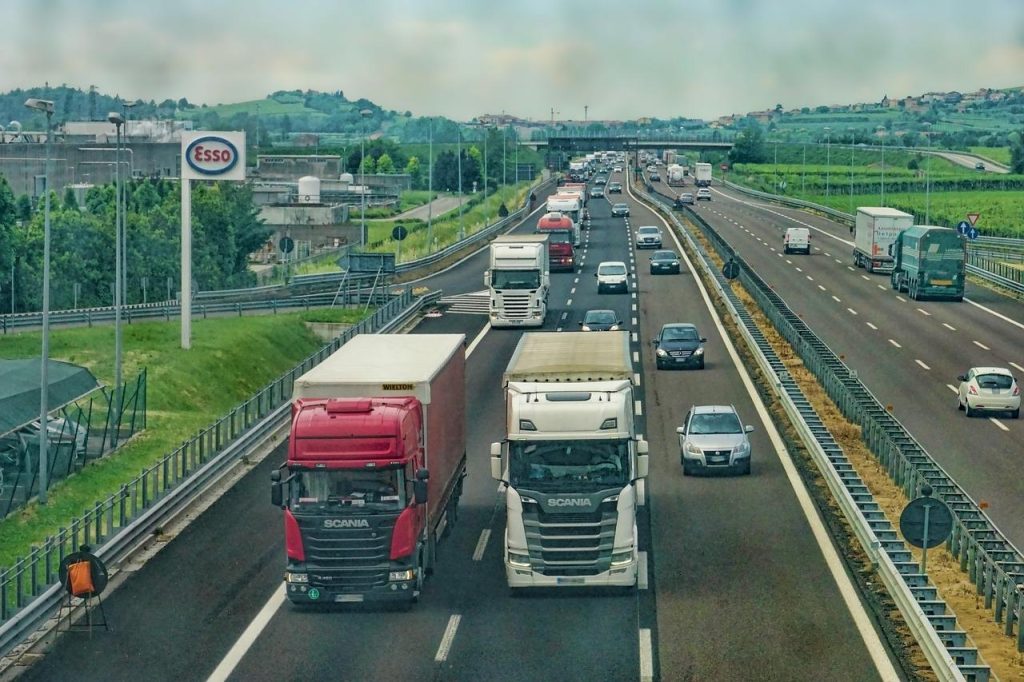 Verkeersregelaar regelt het beheer van snelwegverkeer met signalen op een drukke weg