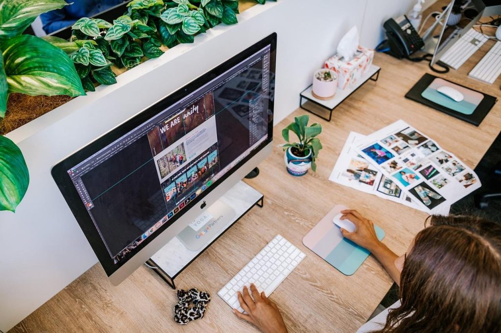 Illustratie van een goede samenwerking met je marketing agency met elementen van strategische planning en creatieve innovatie