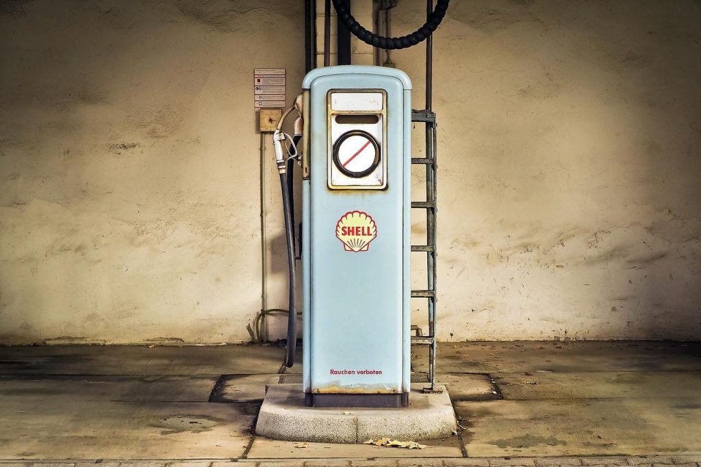 Benzinestation in Zoetermeer met moderne duurzame faciliteiten inclusief elektrische laadpunten en waterstofstations voor mil