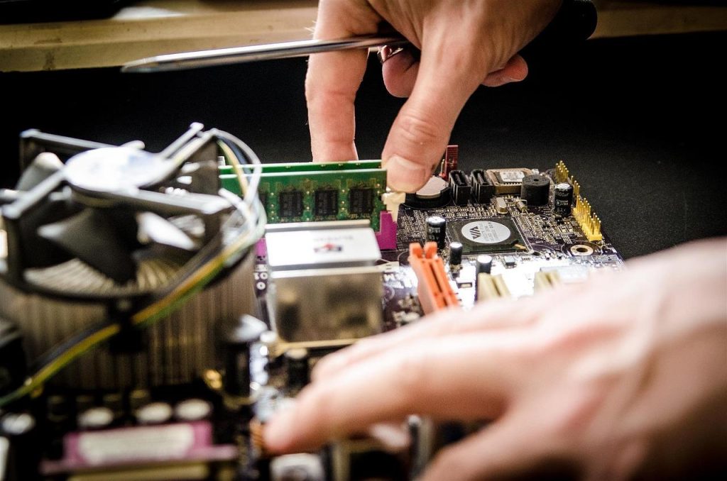 Computer reparatie in Ede met professionele technici die hardware-upgrades en virusverwijdering uitvoeren