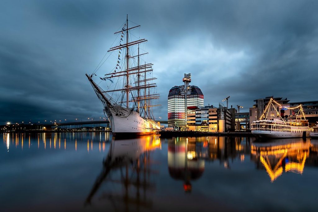 Boot huren in Leiden - elektrische sloep op de historische grachten met grachtenpanden en stadsgezicht