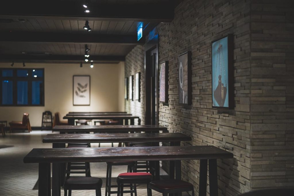 Heerlijke friet en snacks in een cafetaria in Maastricht, een populaire plek voor locals en toeristen
