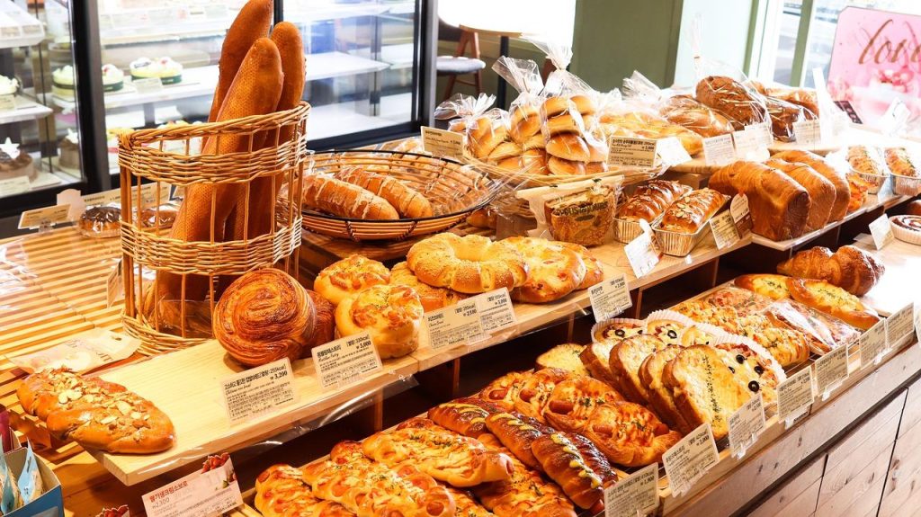 Beste bakkerij in Assen met uitstalling van versgebakken brood, taarten en heerlijke gebakjes in warme, gezellige winkelomgev