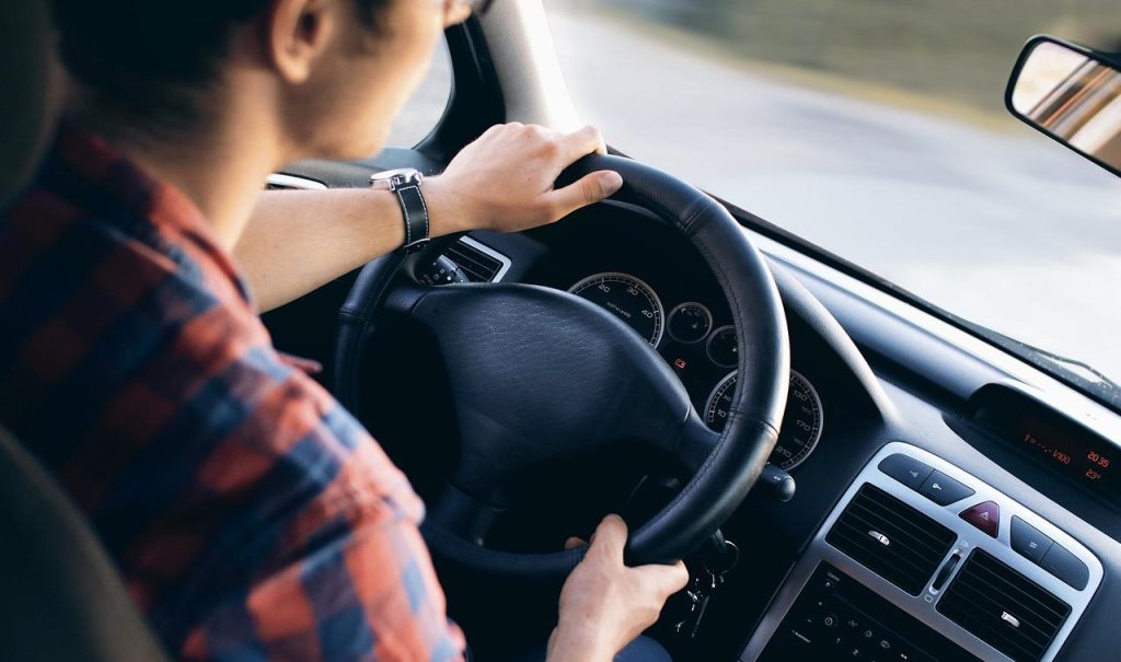 Instructeur geeft praktijkles met autorijschool in Geleen, fokus op veilig rijden en ontwikkeling rijvaardigheden