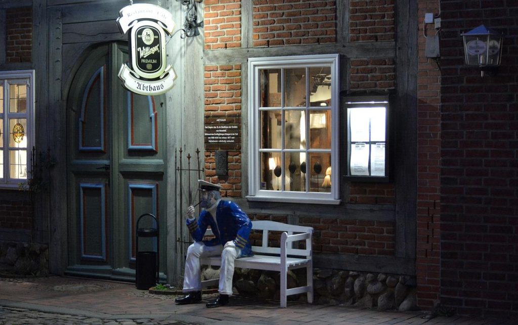 Avondwinkel in Nieuwegein met goed verlichte winkelruimte voor nachtelijke shoppers