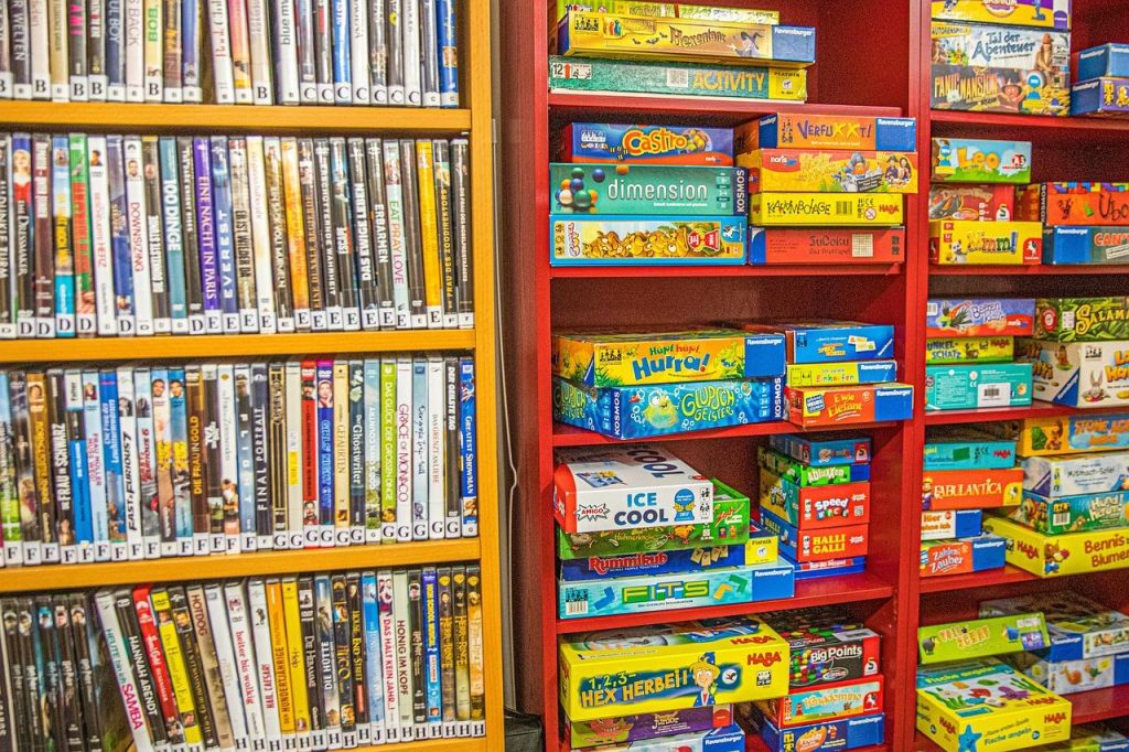 Pittoresk straatje in Vlissingen met lokale boekhandel, zee op achtergrond, illustrerend waarom boekhandels in Vlissingen bij