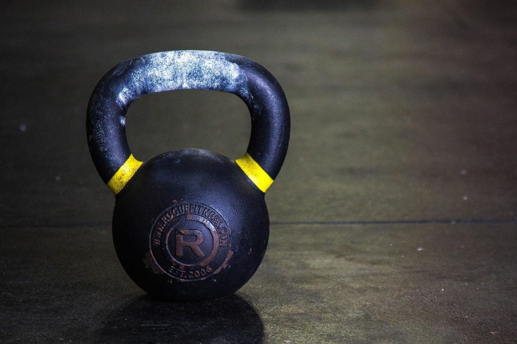Sportschool Vlaardingen interieur met moderne fitnessapparatuur, leden in trainingskleding, warme welkomssfeer
