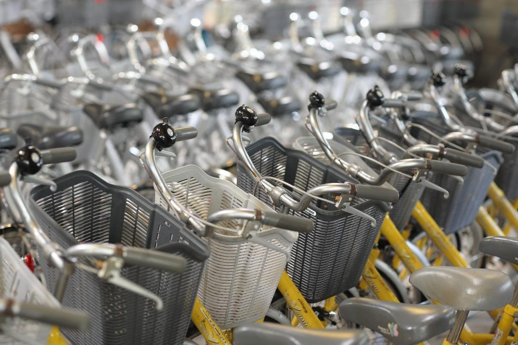 Bezoeker kiest fiets in een fietsenwinkel in Venray met hulp van deskundig personeel