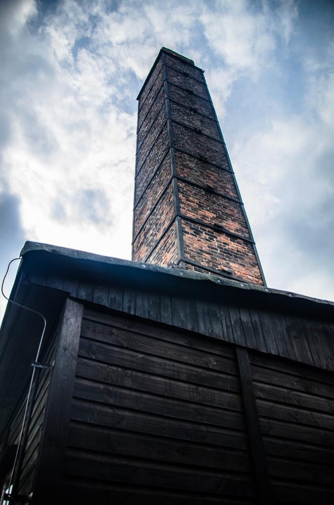 Serene ingang van het crematorium in Woerden met vredige omgeving voor afscheidsseremonies
