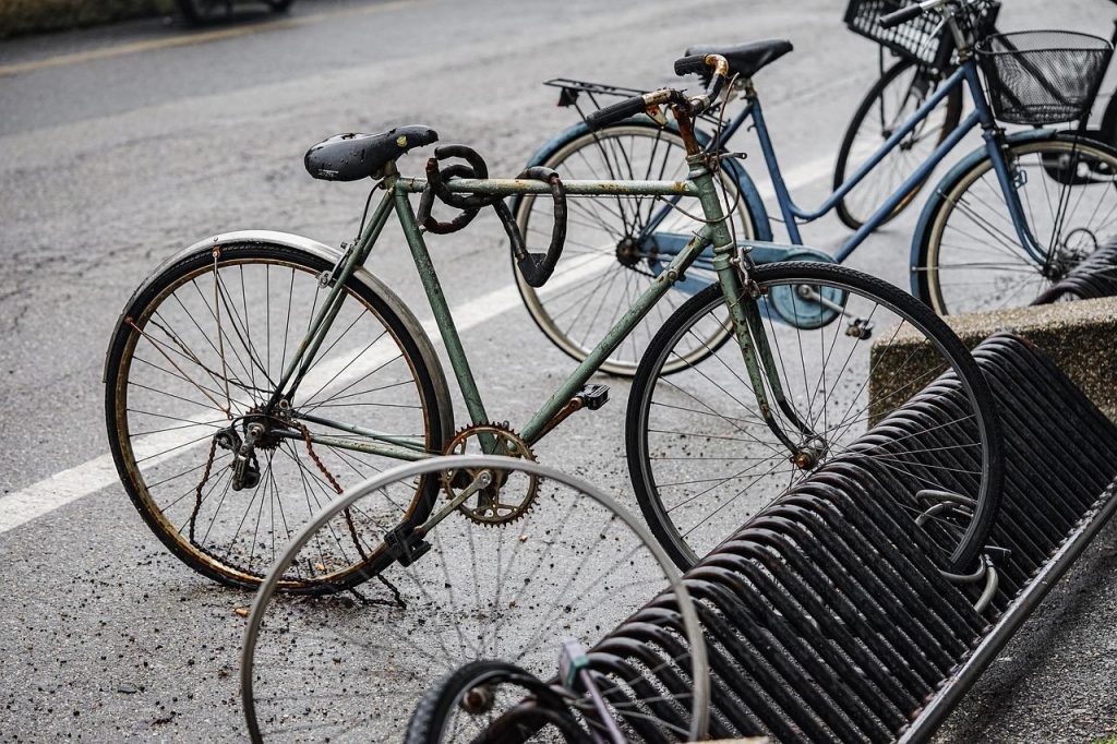 Moderne fietsenstalling in Best met overdekte parkeerplaatsen en veiligheidsvoorzieningen voor veilig fietsen parkeren