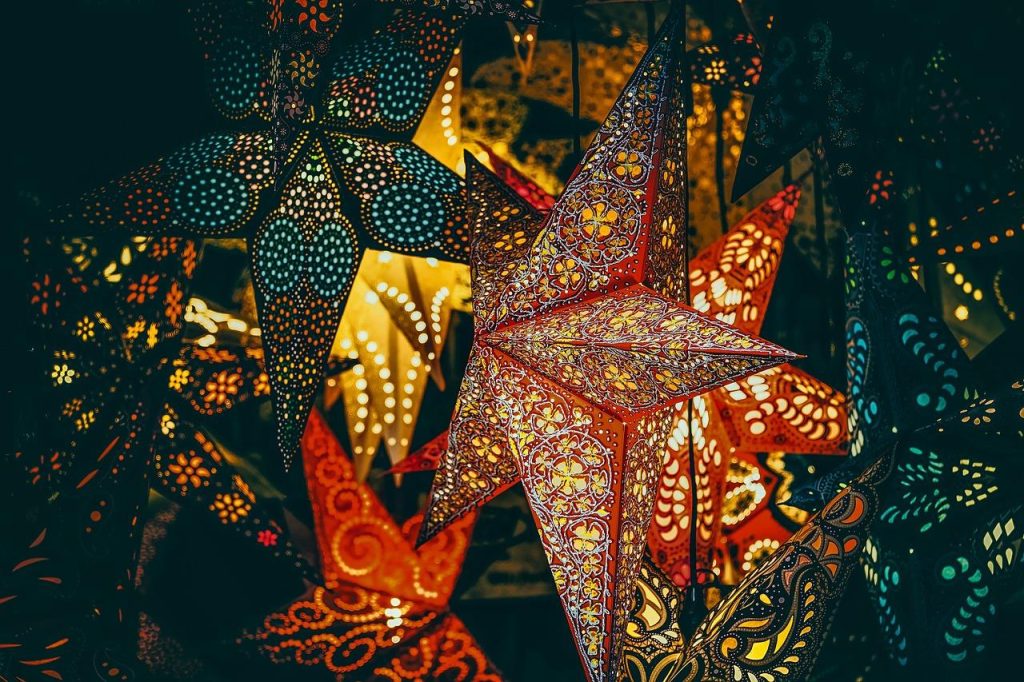 Rommelmarkt Vlaardingen met kraampjes vol antiek, vintage items en handgemaakte creaties