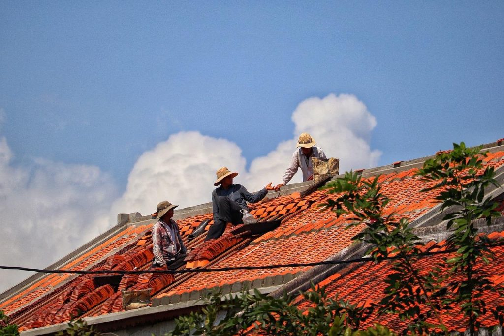 Professionele dakwerker in Hoogvliet voert dakonderhoud en renovatie uit voor veilige en duurzame woningen