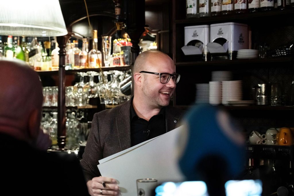 Marc Woods Nederlands Kampioen Bar-magic 2024 wint de titel in Emmen met innovatieve goocheltrucs en charismatische interacti